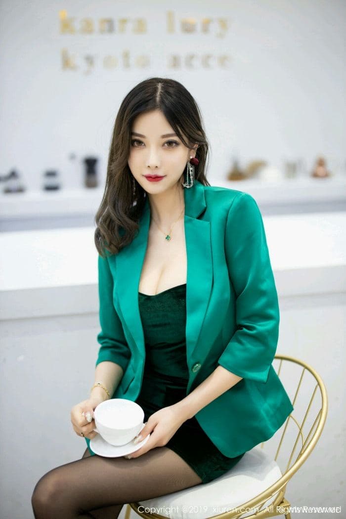 [XiuRen秀人网] 2019.10.15 No.1731 杨晨晨sugar 抹胸 美腿